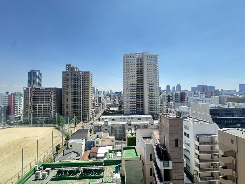 １２階部分の南西角住戸、南側の眺望です。前面を遮る建物はなく、視線が大きく抜けるため、都心にいながら季節や時間と共に表情を変える伸びやかな空を身近に感じることができます。