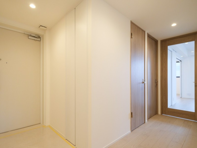淡い木目が描く温もりと、光を纏う白の美しさが紡ぐ、ほっと一息安らげる居住空間です。ナチュラルカラーで統一された住まいは、シンプルでありながら心を満たす美しさを演出します。