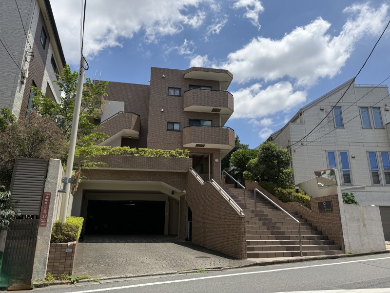 緑豊かで閑静な住環境の杉並区成田東にあるマンションです。バス停「善福寺緑地公園前」まで徒歩1分、「吉祥寺」駅・「中野」駅・「高円寺」駅行きがあり便利です。