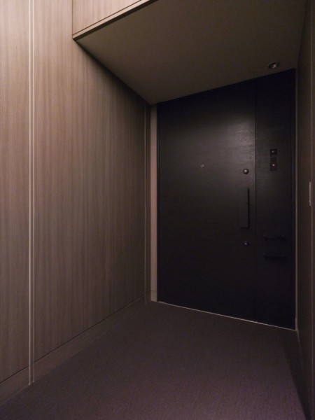 エレベーターを降りてお部屋へと続く廊下は、内廊下設計です。外気の影響を受けにくく、プライバシーも守られやすいです。