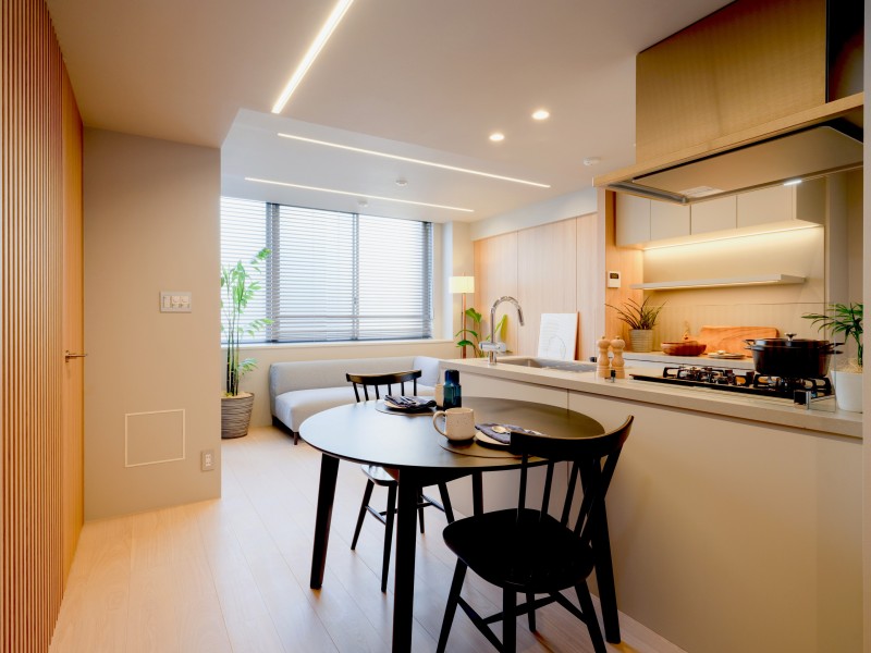自然感を活かした優しい色合いとゆったりとした抑揚のある建具を採用しました。流行と安らぎの豊かな共存の風合いは、空間に溶け込み、幅広い家具やインテリアと調和します。