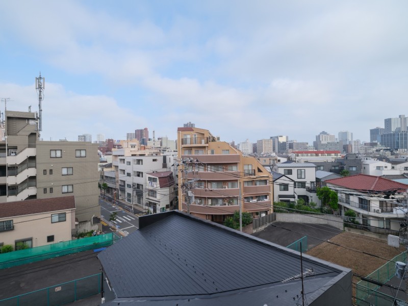 思わず視線が遠くまで伸びるような、開放感あふれる眺望が広がります。空の広がりを身近に感じられ、日々の暮らしにゆとりをもたらします。