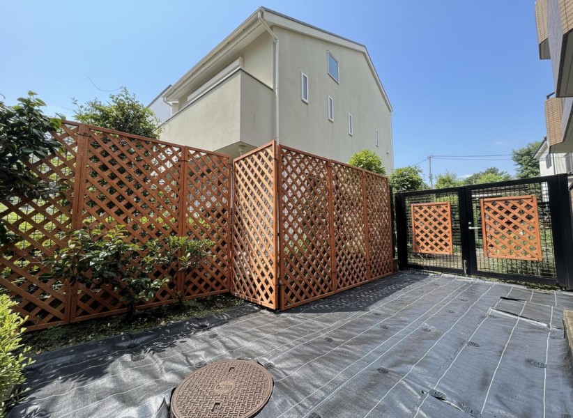 外の空気や陽光を気軽に感じられる約11.8m²の専用庭付き住戸です。日々の暮らしにゆとりと楽しみを添えてくれるスペースです。
