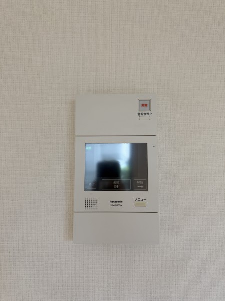 ◆TVモニター付インターホン◆訪ねてきた相手をモニター越しに確認でき、防犯対策に役立ちます。インターホン越しに話をすることが可能です。