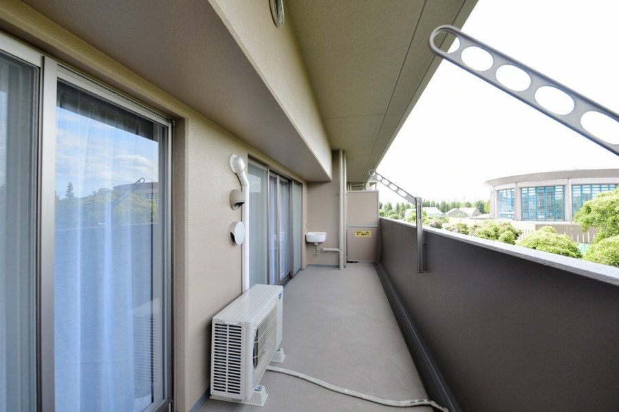 ４階部分で前面を遮る建物はありませんので、気持ちよくお洗濯物を干すことができます。ゆとりのあるバルコニーにはスロップシンクを完備し、お掃除や植物のお手入れなどにも便利にご使用いただけます。