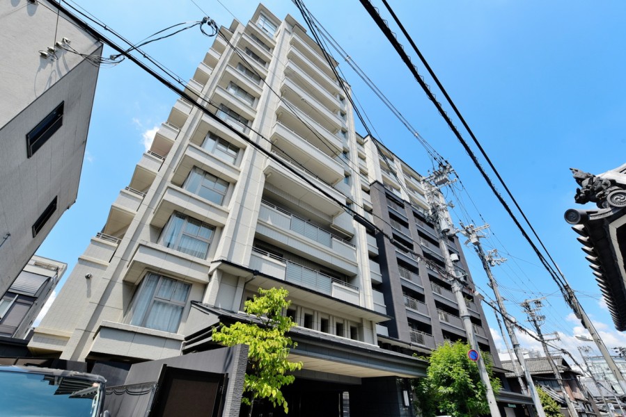 阪急京都河原駅徒歩４分、３沿線利用可能です。平成２７年建築、総戸数１３５戸のビッグコミュニティで、２頭までペット飼育可能、２４時間ゴミ出し可能など、快適な暮らしを実現できます。