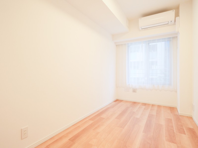 洋室2はリビングから一番遠く、プライベート性が高いお部屋です。ナチュラルテイストな内装は、幅広い色合いの家具と調和します。