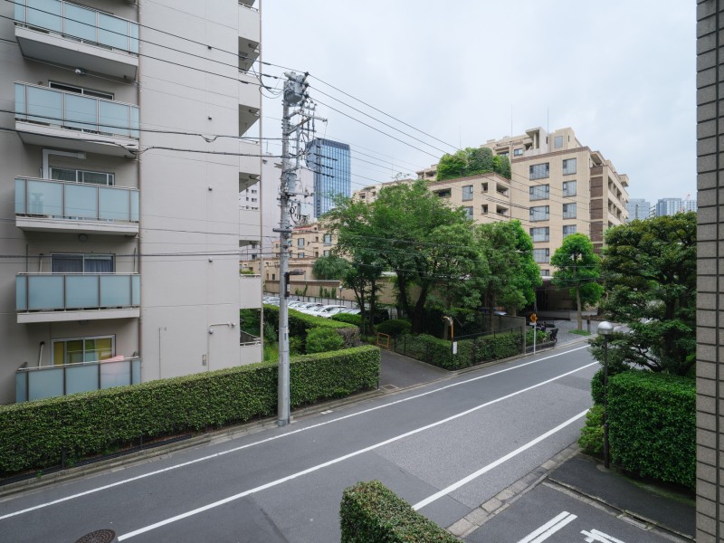 バルコニーからは植栽の緑を望みます。住まいのそばに自然の彩りがある、穏やかな景色をお楽しみいただけます。