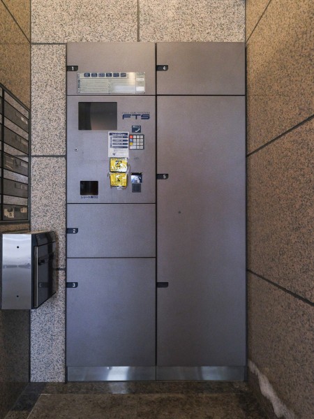 ◆宅配ボックス◆24時間いつでも荷物受け取りが可能。プライベートの時間を邪魔されず、配達時間も気にせず過ごすことができる便利な設備です。