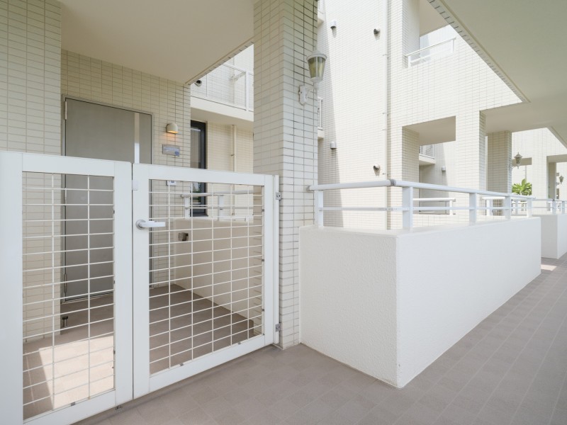 プライバシーに配慮された約3.9m²の門扉付きポーチです。玄関まわりにゆとりをプラスし、住戸の独立性を高める嬉しいスペースです。