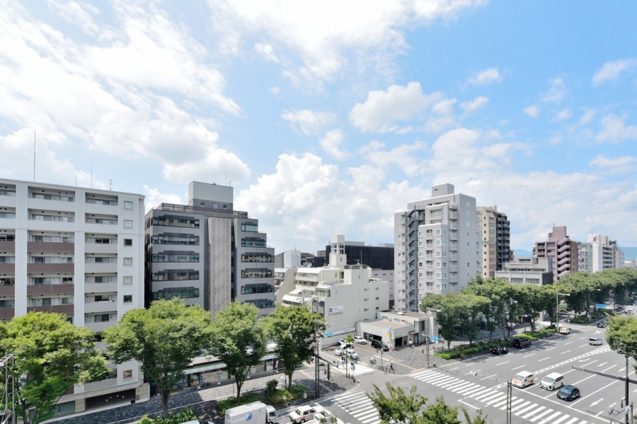 ８階部分の高層階南東角住戸ならではの開放的な眺望が広がります。大きく広がる空と御池通りの緑を眺めながら、京都らしい暮らしを感じることができます。