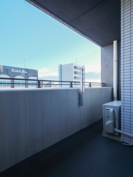ゆとりある幅を確保したバルコニーです。手すり壁が高めに設計され、プライバシーにも配慮されています。洗濯物を干すスペースとしてはもちろん、気分転換に風を感じる場所としても重宝します。