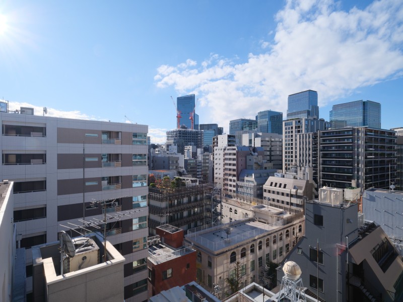 11階部分からの見晴らしが良い開放的な眺望です。青空が広がる心地よい景観を日常的にお楽しみいただけます。周囲の建物とも一定の距離が保たれており、圧迫感の少ない快適な住環境が魅力です。
