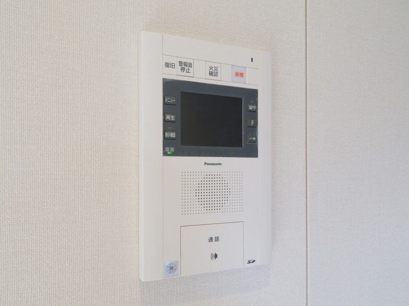 ◆TVモニター付インターホン◆訪ねてきた相手をモニター越しに確認でき、防犯対策に役立ちます。インターホン越しに話をすることが可能です。