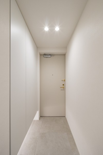 白を基調としたシンプルな設えが、住まい全体の上質さを予感させる玄関です。玄関扉を開けた瞬間、人感センサー照明がやわらかく灯り住まう方を優しく迎える、心配りが息づく玄関です。