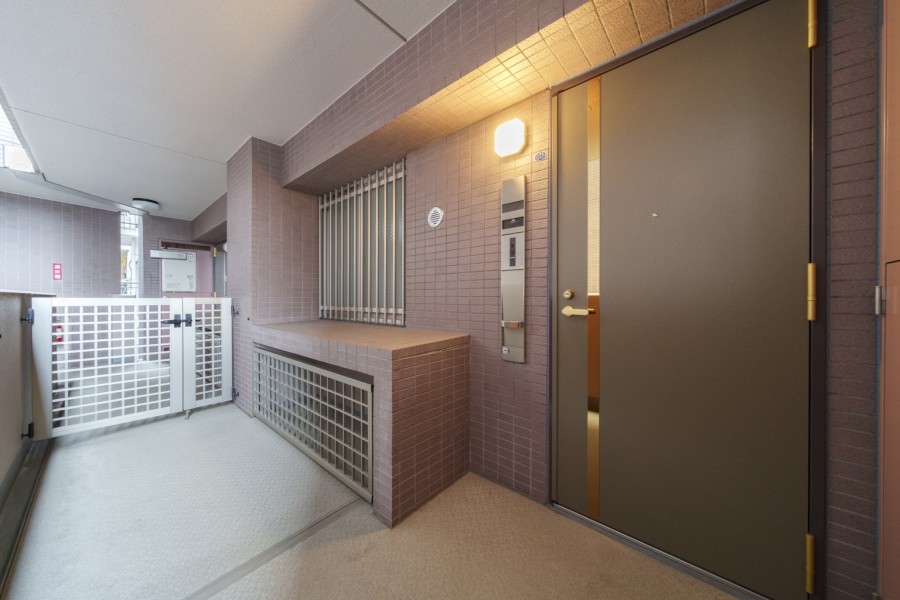 専用ポーチ付きの住戸です。共用廊下からワンクッション空間があることでプライバシー性が高まり、小さなお子さまのいるご家庭にも安心感があります。