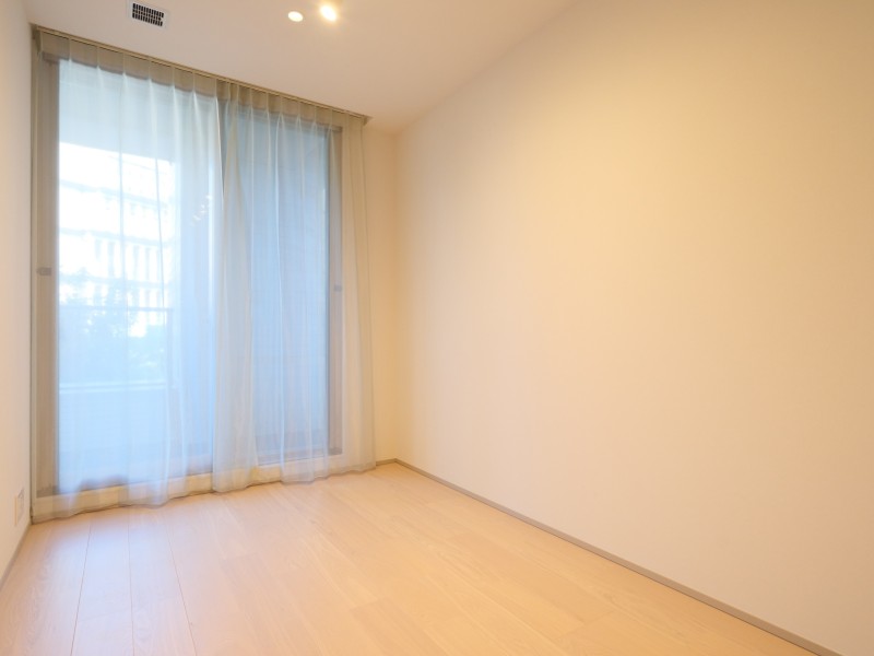 リビングからアクセスする洋室2は、約5帖のクローゼット付きのお部屋です。凹凸が少なく家具の配置がしやすいため、伸びやかな空間を自由なレイアウトでお楽しみいただけます。