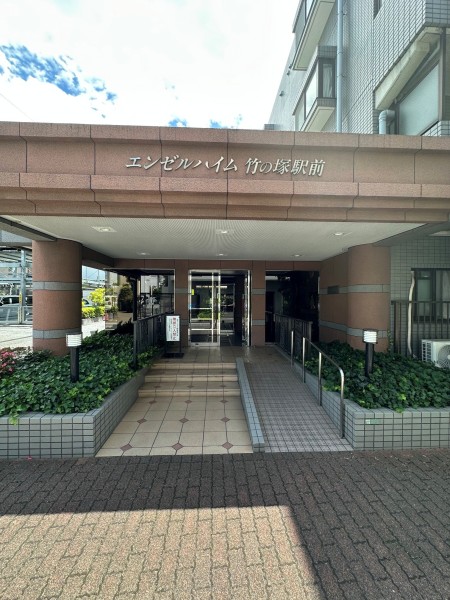 植栽の彩りが建物の表情を豊かに演出するエントランスです。スロープが設置されているので、ご年配の方から小さなお子様にも配慮され、ベビーカーも使いやすいマンションです。