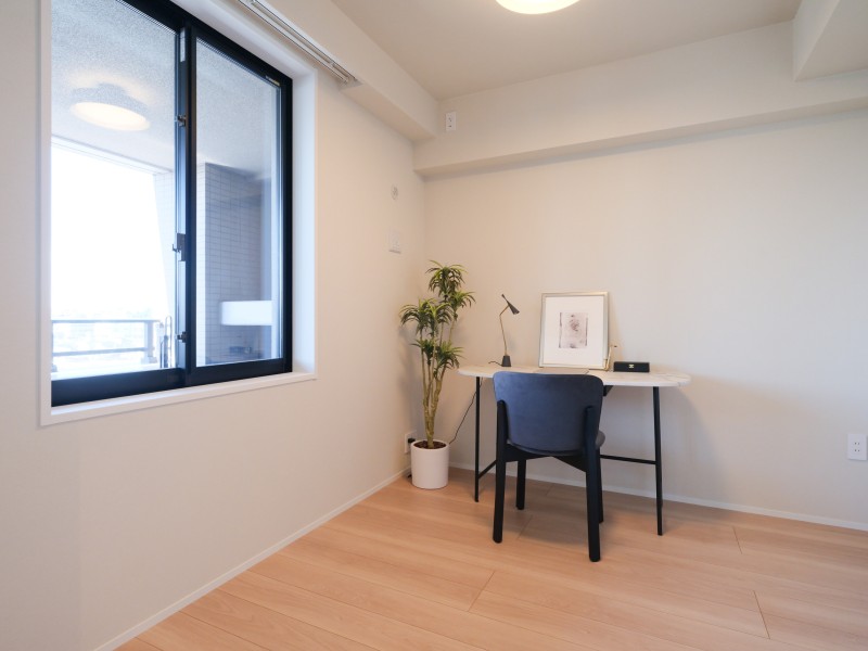 洋室2は多彩な使い方が可能なお部屋です。リビングの延長としてはもちろん、ワークスペースやゲストルームとしても活躍します。