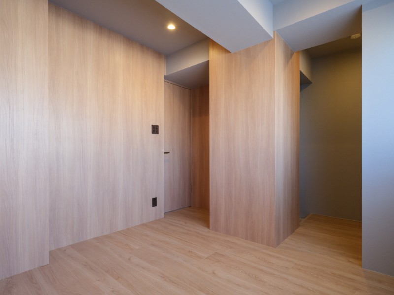 約5.3帖の洋室1です。クロスや建具の間には巾木を設けず、ノイズレスで繊細な技術のこだわりを重ねた内装です。