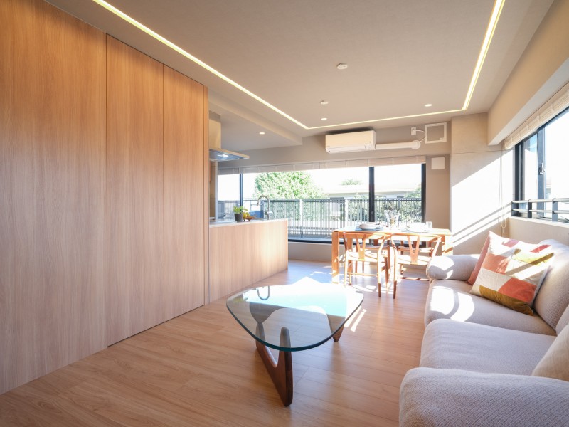 空間を美しく引き締める木目の意匠も魅力の内装です。リビング天井にはライン照明を設置し、よりいっそうスタイリッシュに洗練された住まいを演出しています。
