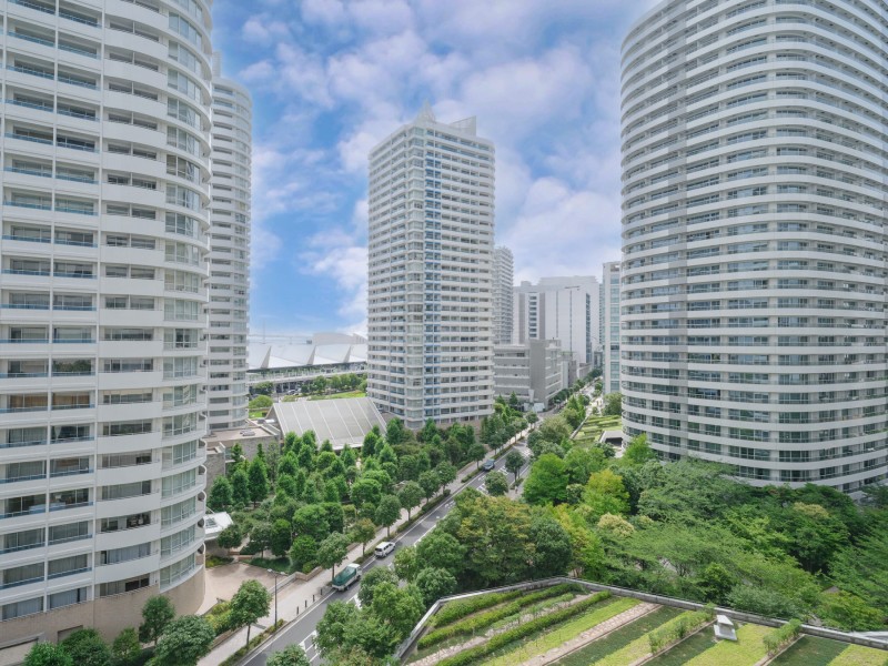 伸びやかな空の青と、季節の移ろいを感じさせる木々の緑がひろがり、おもわずほっとひと息つきたくなるような眺めです。