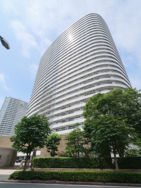 「みなとみらい」駅徒歩3分に佇む、三菱地所旧分譲の地上30階建て免震タワーレジデンスです。コンシェルジュサービスを始めとした、様々な共用設備等が充実しています。