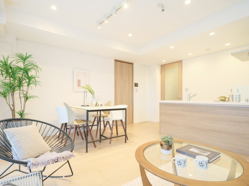 窓から自然光がたっぷり入る明るいリビングです。角部屋ならではの開放感と風通しの良さも魅力です。家族それぞれが思い思いの時間を過ごしながら、自然と同じ空間に集まれる居心地の良い空間です。
