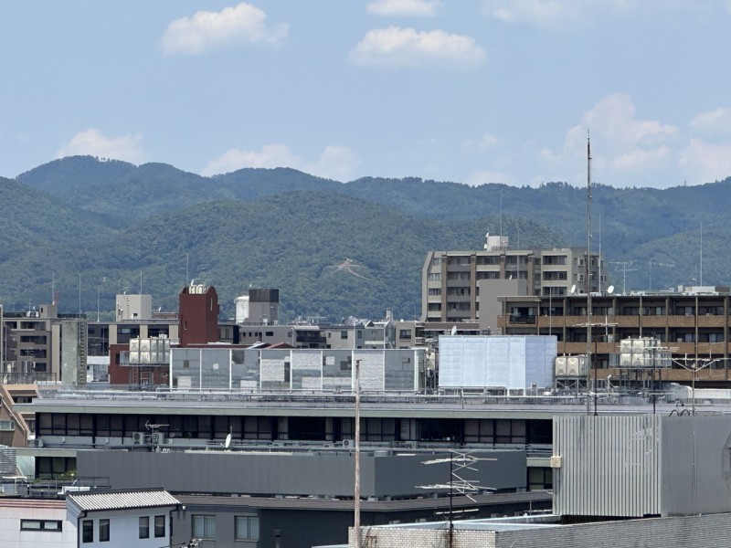 9階部分の南西角住戸、京都市登録無形民俗文化財でもある五山の送り火（大文字）を望む眺望があります。お盆の終わりを告げる五山の送り火を眺め、心穏やかな時間を過ごせます。