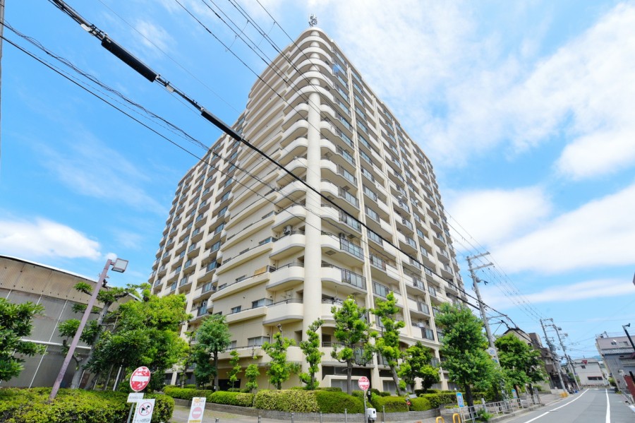 総戸数270戸を誇る大規模レジデンスです。竹中工務店施工ならではの重厚感ある佇まいと良好な管理体制が魅力です。敷地内にプールや広場があり子育て環境におすすめです。