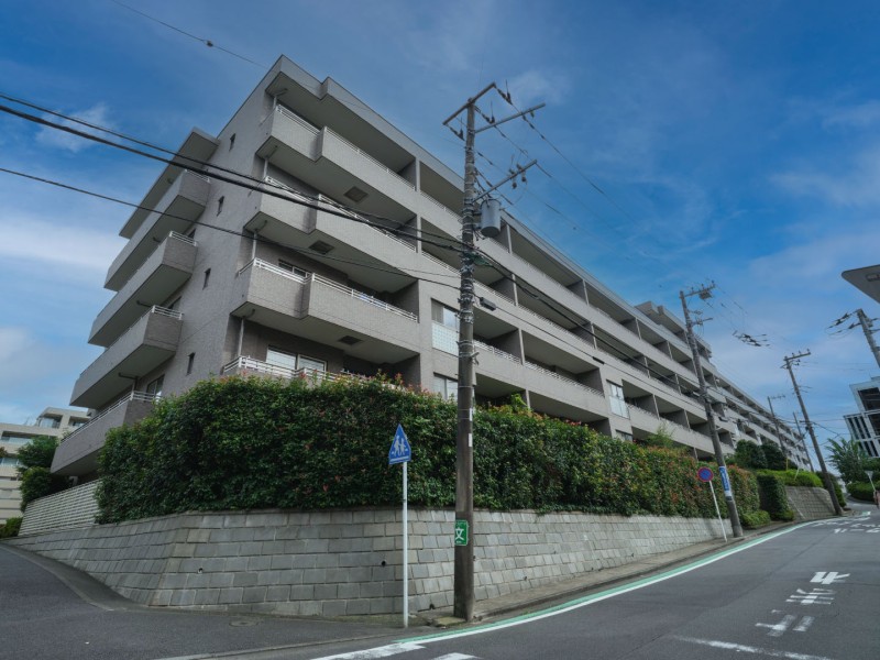 落ち着きと利便性を兼ね備えた「美しが丘」アドレス。「たまプラーザ」駅徒歩8分、周囲にはお買い物施設も充実しています。2026年に共用部大規模修繕工事を実施しており、管理体制良好です。
