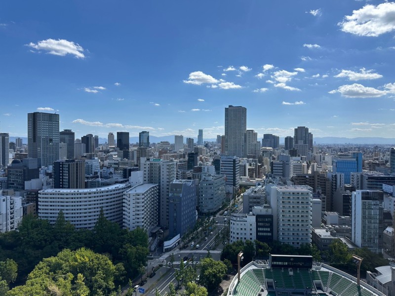 都心の高層ビル群と靭公園の緑を望むロケーション。時間帯ごとに異なる表情を楽しめる魅力的な眺望です。都心に住まいながら空の広さと開放感を身近に感じられます。