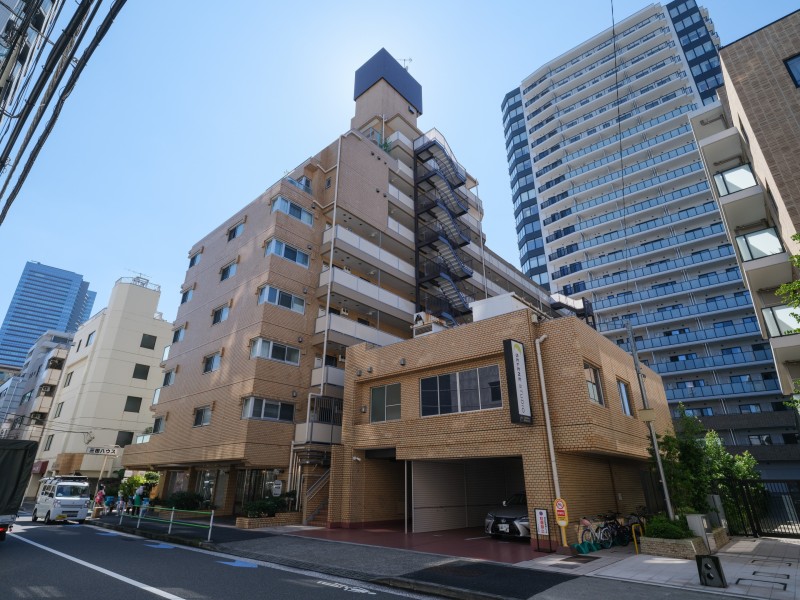 4駅5路線利用可！多方面への快適なアクセスが叶う好ロケーションです。2023年共用部大規模修繕工事実施済の新耐震基準適合マンションです。 