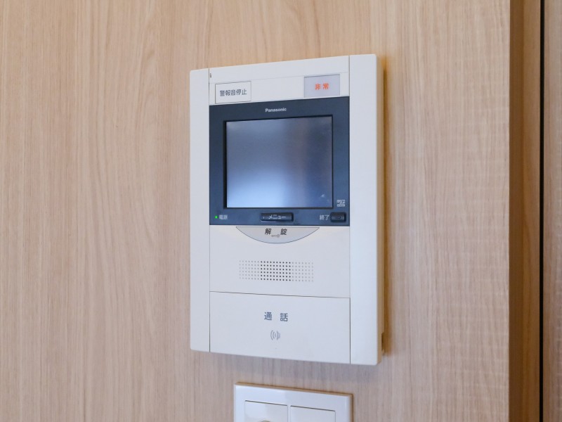 ◆TVモニター付インターホン◆訪ねてきた相手をモニター越しに確認でき、防犯対策に役立ちます。インターホン越しに話をすることが可能です。