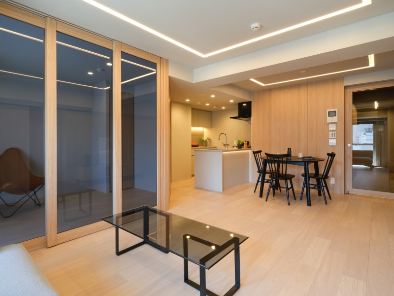 ユナイテッドアローズ社が監修したリノベーションを施したお部屋です。リビング天井にはライン照明を設置し、よりいっそうスタイリッシュに洗練された空間を演出しています。デザインやマテリアルにこだわり、気品と洗練を纏った住まいです。