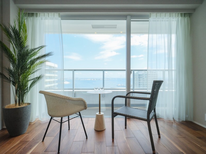 室内にいながら悠々たる海の様子を望むことができる住まいです。みなとみらいの花火も望める住戸位置のため、自宅からの鑑賞が可能。穏やかな時間を大切に、心安らぐひとときをお楽しみいただけます。