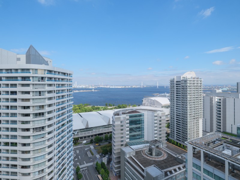 みなとみらいの海を一望できる住まいです。開放的な大空と凛とした水の潤いを湛え、胸のすく眺めが日常に。