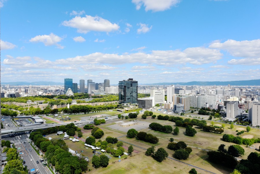 ２７階部分、リビングからは大阪のシンボル、大阪城を眺めることができます。日没後からはライトアップもされ、時期によっては色が変更されていたりするので、どの時間帯でも表情が異なる大阪城をお楽しみいただけます。
