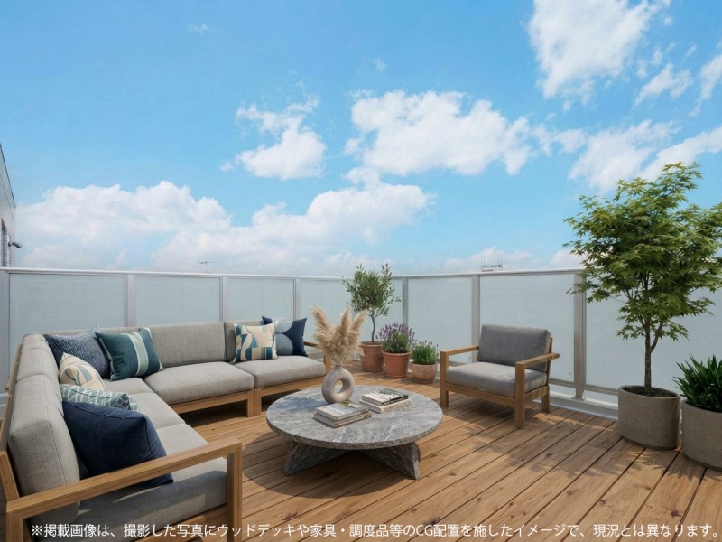 約22.63m²のルーフバルコニーがあるお部屋です。室内と外が緩やかに繋がる設計で、豊かな採光と風の通り道を創り出します。※掲載画像は、撮影した写真にウッドデッキや家具・調度品等のCG配置を施したイメージで、現況とは異なります。
