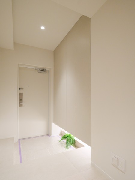 白を基調としたシンプルな設えが、住まいへの期待感を高める玄関です。人感センサー照明を設置したので、帰宅時に暗闇の中手探りでスイッチを探す必要がなく、いつでも明るい空間が出迎えてくれます。