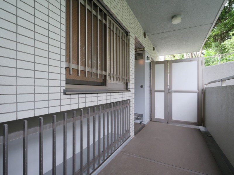約7.46m²のポーチがあります。プライバシーに配慮されたゆとりある空間が、住まいの快適性を高めます。
