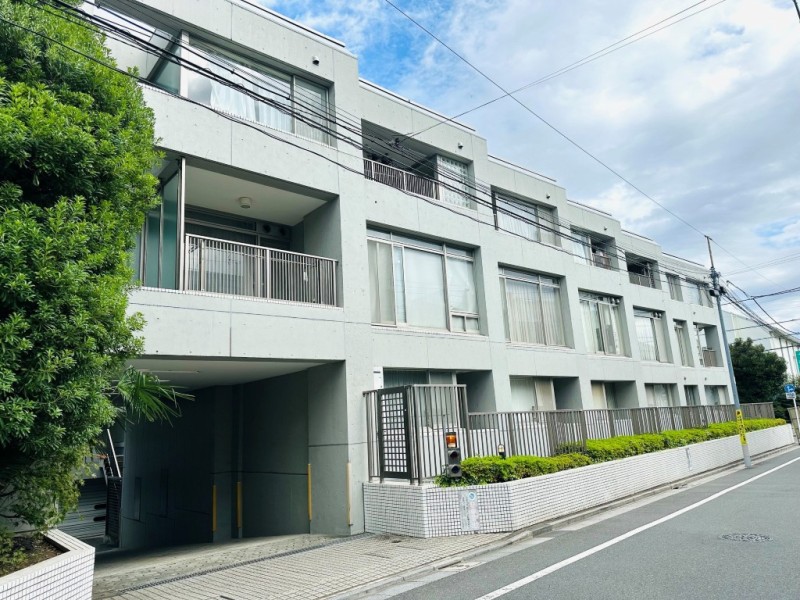 第一種低層住居専用地域の穏やかな街並みに佇むデザイナーズマンションです。共用部にゲストルームを備えておりご家族やご友人を招く際にも便利で（細則有）、大切なペットと暮らせる住まいです（規約有）。