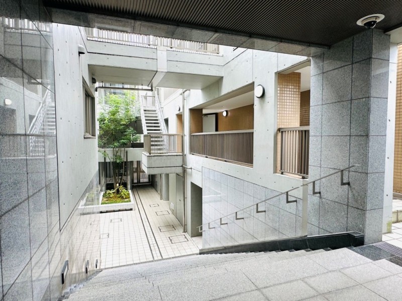 定期的なメンテナンスが行われ、綺麗に保たれた共用部です。清掃が行き届いた様子から管理体制の良さが伺えます。