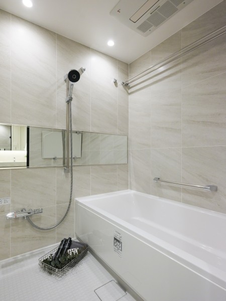 淡い色味のパネルに囲まれ、やすらぎとあたたかみを感じられるバスルームです。1618サイズで、ゆったりとおくつろぎいただけます。