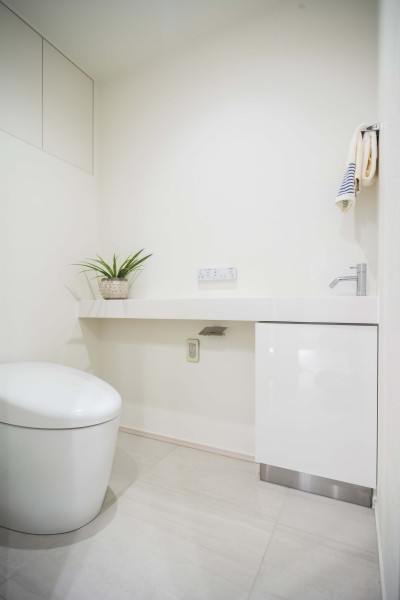 レストルームには洗練されたお部屋にぴったりなスタイリッシュなタンクレストイレが設置されています。毎日使う場所だからこそ、清潔感と使いやすさを考慮した空間です。