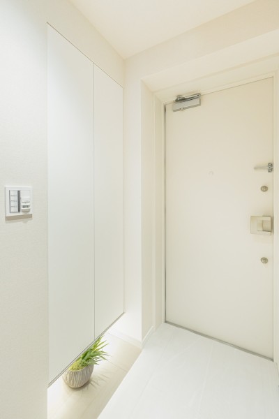 住まいの顔になる玄関は、フットライトが足元を温かく照らし、柔らかな空間を演出します。人感センサー付きライトを設置したので、暗い時間帯のご帰宅や両手が塞がっているときも快適です。