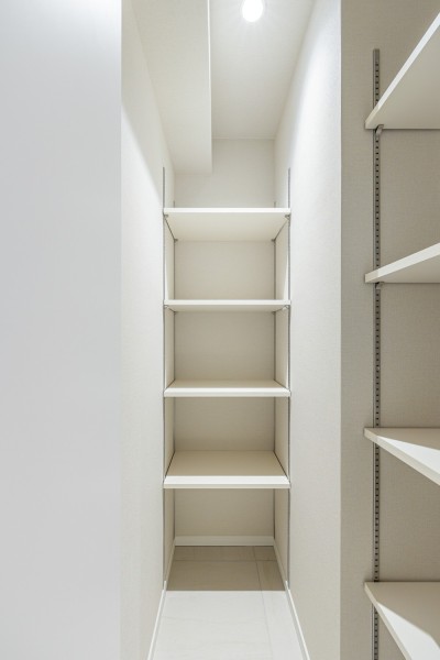 玄関からアクセスできるシューズインクローゼットです。便利な可動棚付きでシューズはもちろん、アウトドアグッズや雨具なども収納可能です。