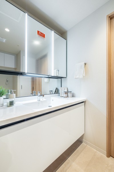 空間に美しく溶け込むスタイリッシュなデザインの洗面化粧台。三面鏡裏や足元の収納など使いやすさも兼ね備えています。