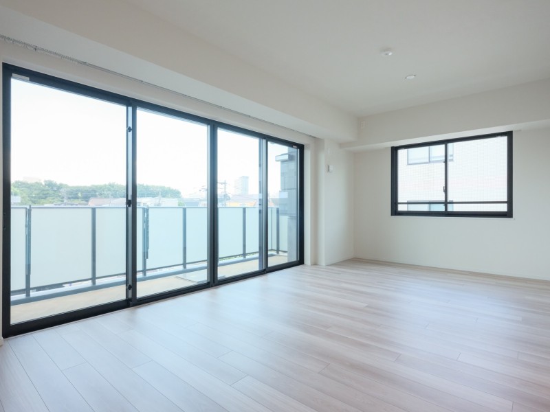 南西向きのリビングは二面採光で明るく、心地よい風が通りぬけるお部屋です。穏やかな時間が流れる上質な居住空間が広がります。