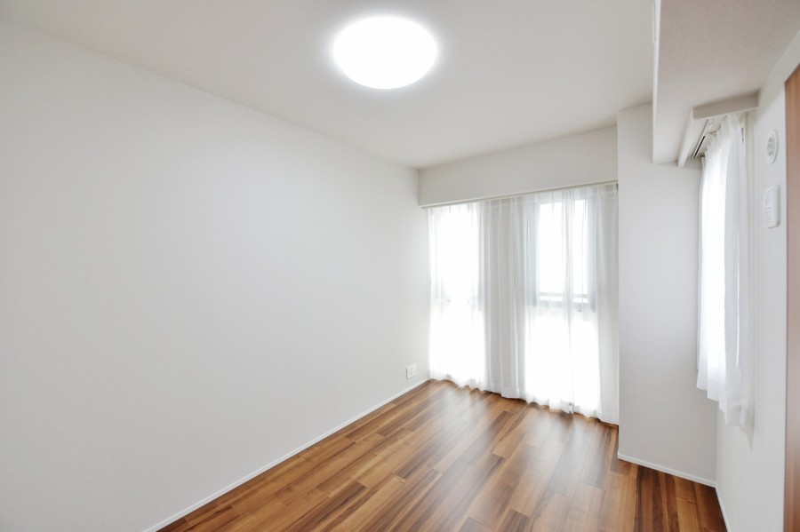 2面採光の洋室2(約5.0帖)は自分の時間や趣味に没頭できるプライベートスペースです。シンプルな内装なので、お好みのインテリアや小物で演出できます